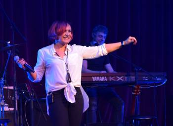 SVÁTEČNÍ ATMOSFÉRU ZAHÁJILA PETRA JANŮ