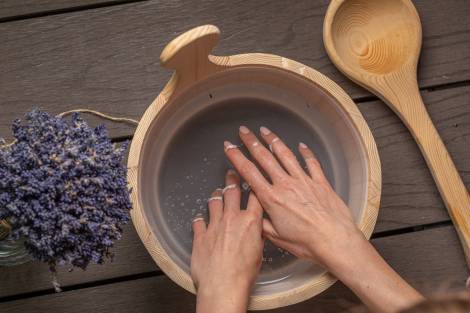 Depilace rukou teplým voskem