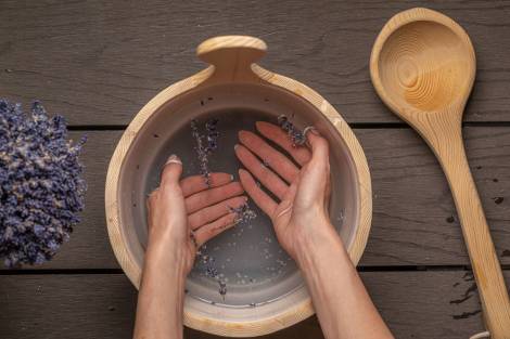 Manikúra s parafínovým zábalem a maskou