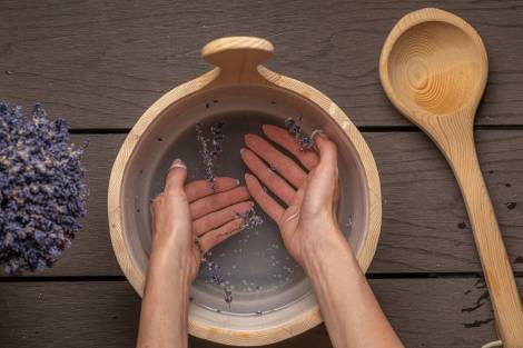 Péče o ruce - manikúra, masáž