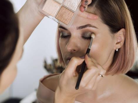 Makijaż wieczorowy za pomocą naturalnych kosmetyków upiększających, z poradą