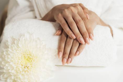 Zpevnění nehtů s gelovým lakem za pomocí UV/LED lampy