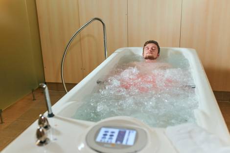 Koupel se solí z Mrtvého moře s perličkou